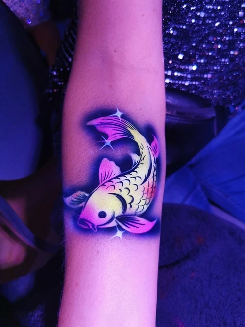 Neon airbrush op festival